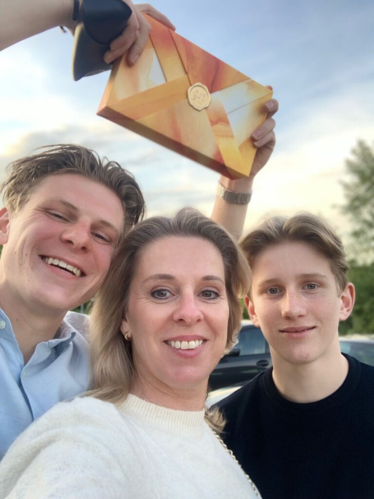 Bart Aarendonk makelaar uit IJsselstein samen met zijn vrouw Majolie en zoons Job en Tijn